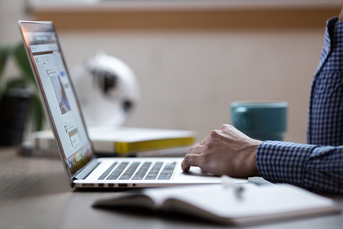 stagiaire devant son ordinateur